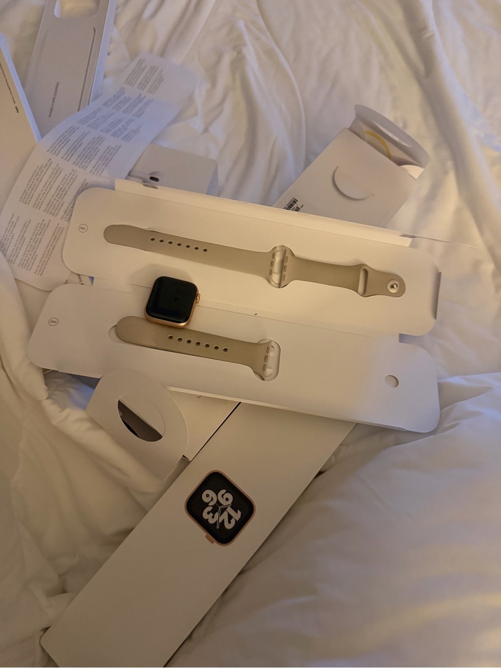 Apple Watch SE Gold Aluminum Case with Cream Sport Band
